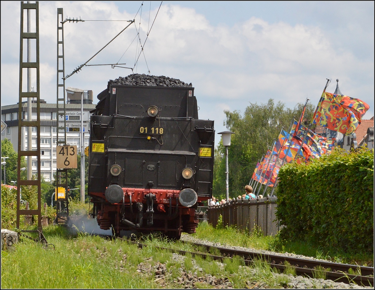 Ankunft von 01 118 in Konstanz, Hinterteil voraus. Auf der Rheinbrücke in Konstanz, Juni 2015.