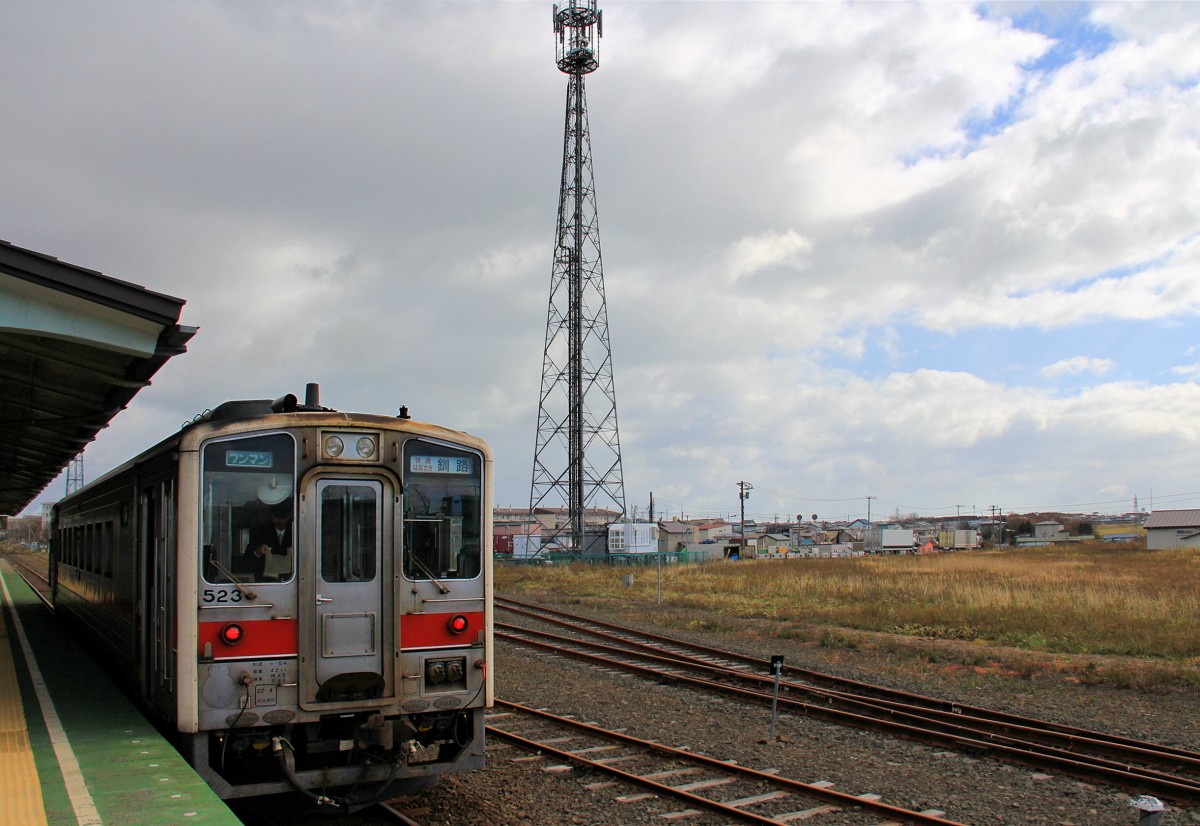 Ankunft am Ende der Eisenbahn Asiens. In der Station Nemuro macht sich KIHA 54 523 bereit für die Rückfahrt als Eilzug nach Kushiro. 26.Oktober 2015. 