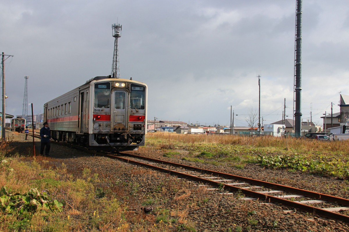 Ankunft am Ende der Eisenbahn Asiens. KIHA 54 514 wartet am 26.Oktober 2015 auf den letzten Metern Eisenbahn, Nemuro. 