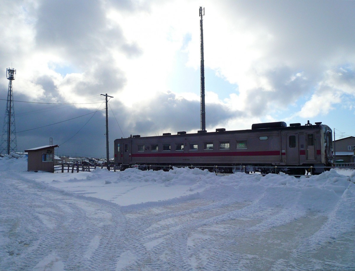 Ankunft am Ende der Eisenbahn Asiens. KIHA 54 518 wartet auf den letzten Metern Eisenbahn in der eisigen Kälte. Nemuro, 19.Februar 2009. 