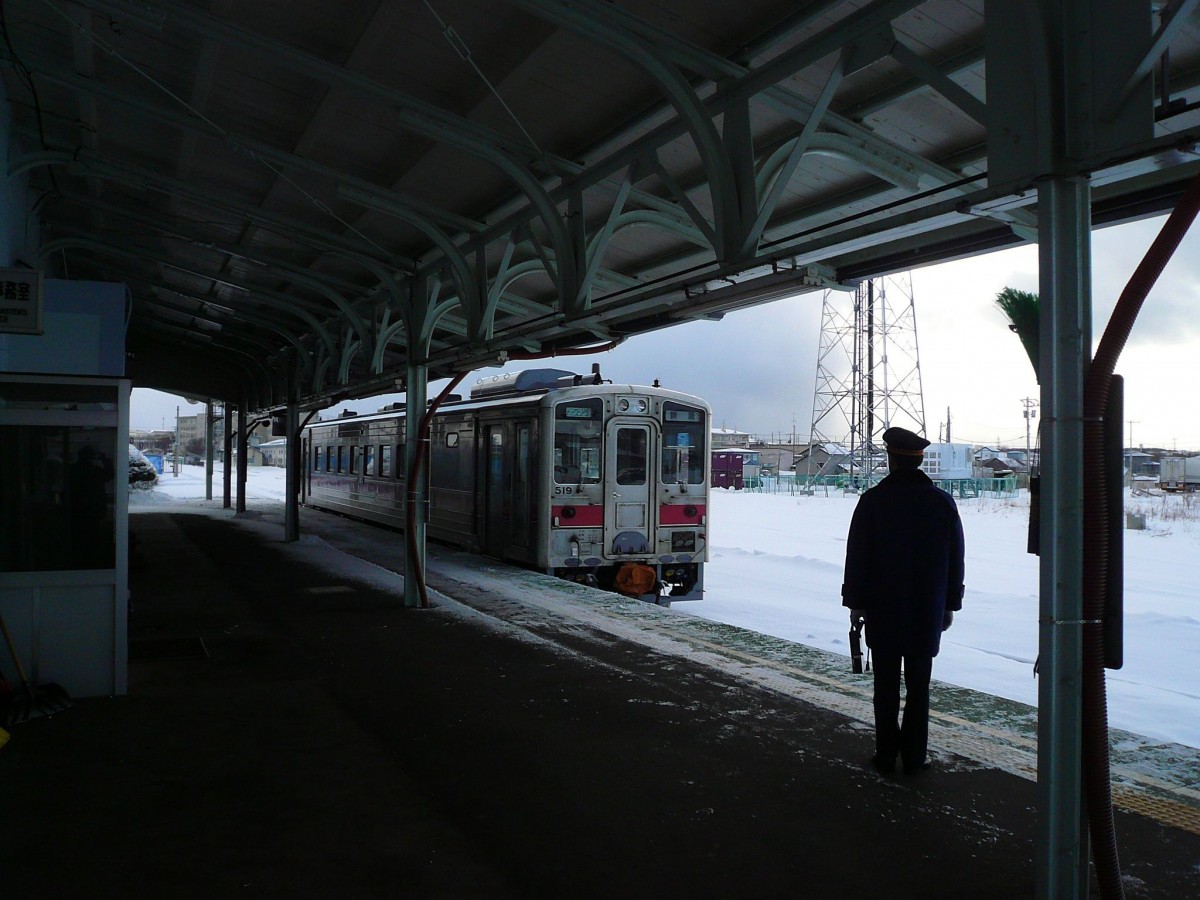 Ankunft am Ende der Eisenbahn Asiens. Frierend erwartet der Stationsvorstand von Nemuro den Wagen KIHA 54 519 aus Kushiro im Südosten der Nordinsel Hokkaidô. 19.Februar 2009. 