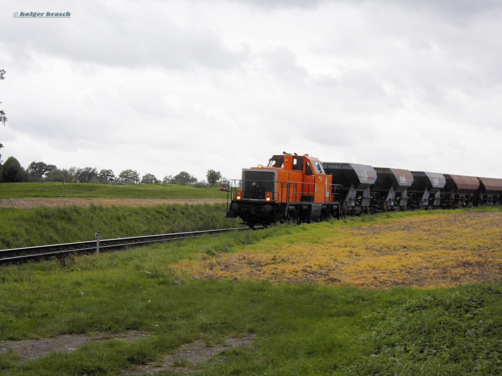ankunft der BBL-lok nummer 18 mit mehreren schotterwagen beim bhf glinde am 23.09.13