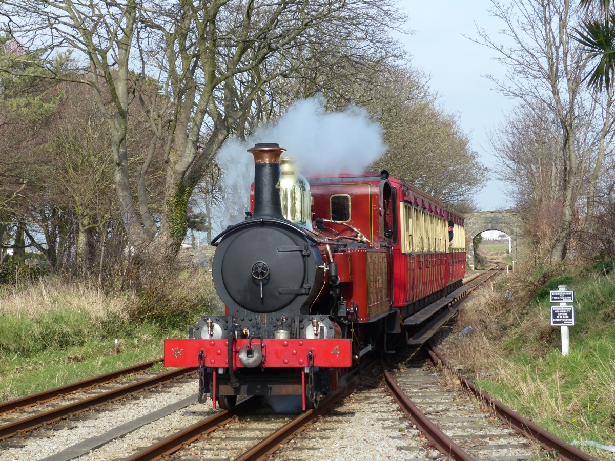 Ankunft in Castletown: Dampflok Nr. 4 mit ihrem Zug in Richtung Port Erin. Der Zugbegleiter beobachtet bereits den Bahnhof und steht dann den Passagieren helfend zur Seite. 22.3.2015