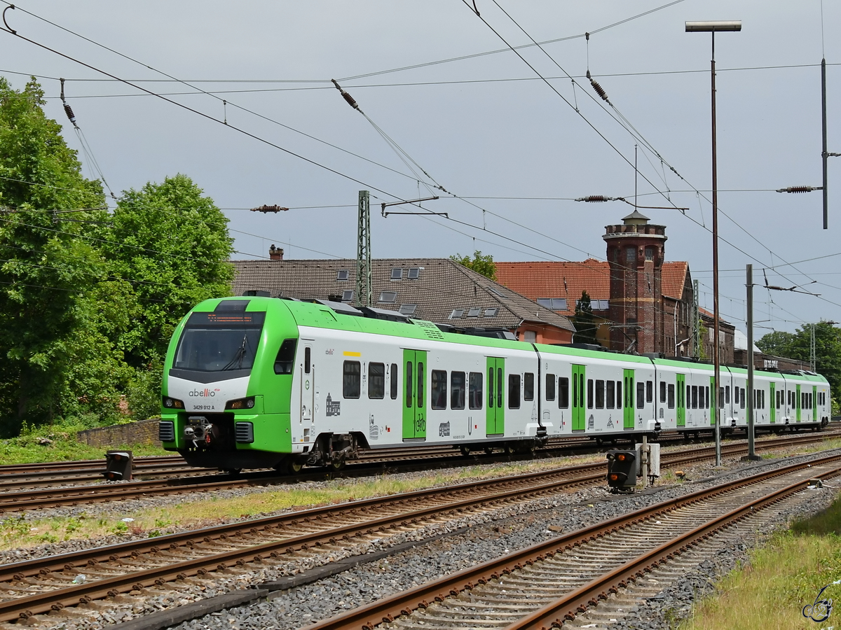 Ankunft des Abellio-Elektrotriebzuges 3429 012, so gesehen Mitte Juni 2021 in Wuppertal-Unterbarmen.