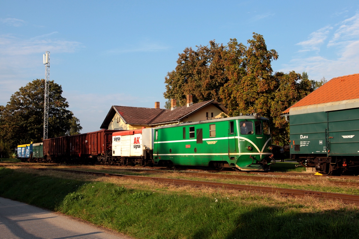 Ankunft des Gz aus Jindřichův Hradec am 19.09.2018 im Bf Kunžak-Lomy. Zuvor wurde vor der Einfahrweiche gehalten, die Gleissperre im Nebengleis abgelegt und dann die Einfahrweiche gestellt, jetzt rangiert T47 005 ins Nebengleis, an die dort abgestellten Wagen.