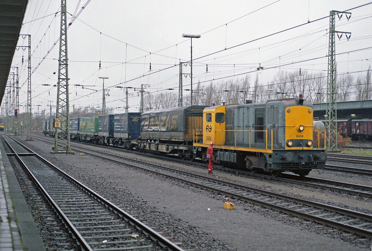 Ankunft des Huckepackzuges (42171 Ede-Wageningen - Köln Eifeltor) am 17.11.1990 in Emmerich, 12.17u., Lok NS 2434. Scan (Bild 95486, Kodak Ektacolor Gold).