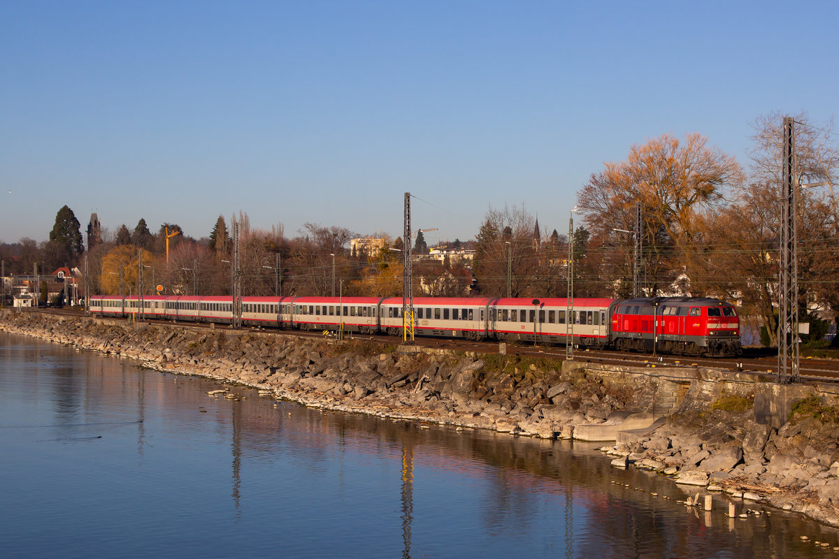 Ankunft des IC 119 auf dem Bahndamm in Lindau mit 218 499-2. 27.2.19