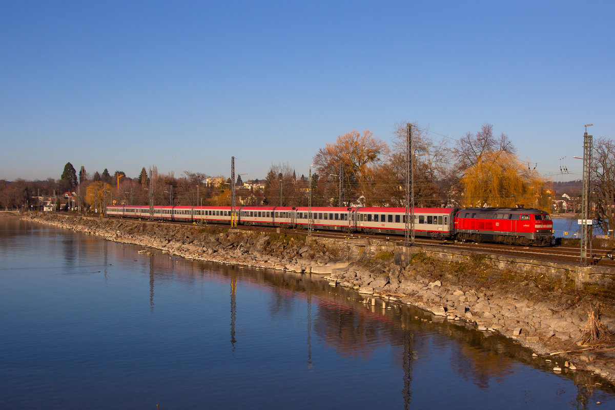 Ankunft des IC 119 auf dem Bahndamm in Lindau mit 218 499-2. 27.2.19