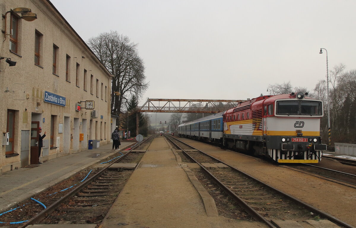 Ankunft des OS 4816 aus Brno mit der Blitz 754 012 auf dem Weg nach Trebic. Aufgenommen am 28.12.2024 im Bahnhof Zastavka u Brna. Hier werden schon die ersten Masten und Leitungen für den Oberleitungsbau gesetzt und verbaut. Lange wird es nicht mehr dauern, ist der Dieselabschnitt auf der Strecke zwischen Brno und Jihlava Geschichte. 
