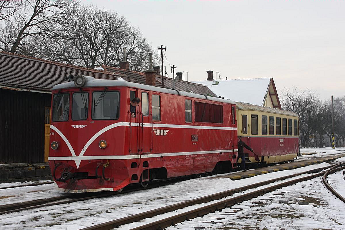 Ankunft des Os aus Jindrichuv Hradec in Kamenice. Der Zug am 13.1.2008 endete hier. Die Zuglok T 47018 wird abgekuppelt und setzt um, um wenig später zurück nach Jindrichuv Hradec zu fahren.