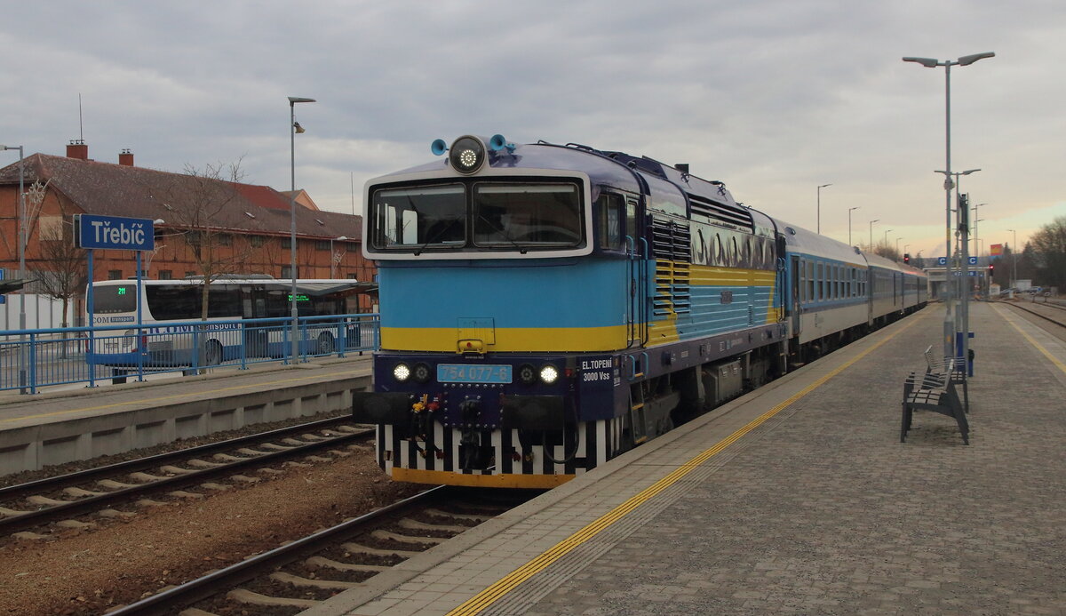 Ankunft des R 622 mit der bunten 754 077 in Trebic am 28.12.2023. Der Zug fährt von Brno über Jihlava, Budweis nach Plzen.  