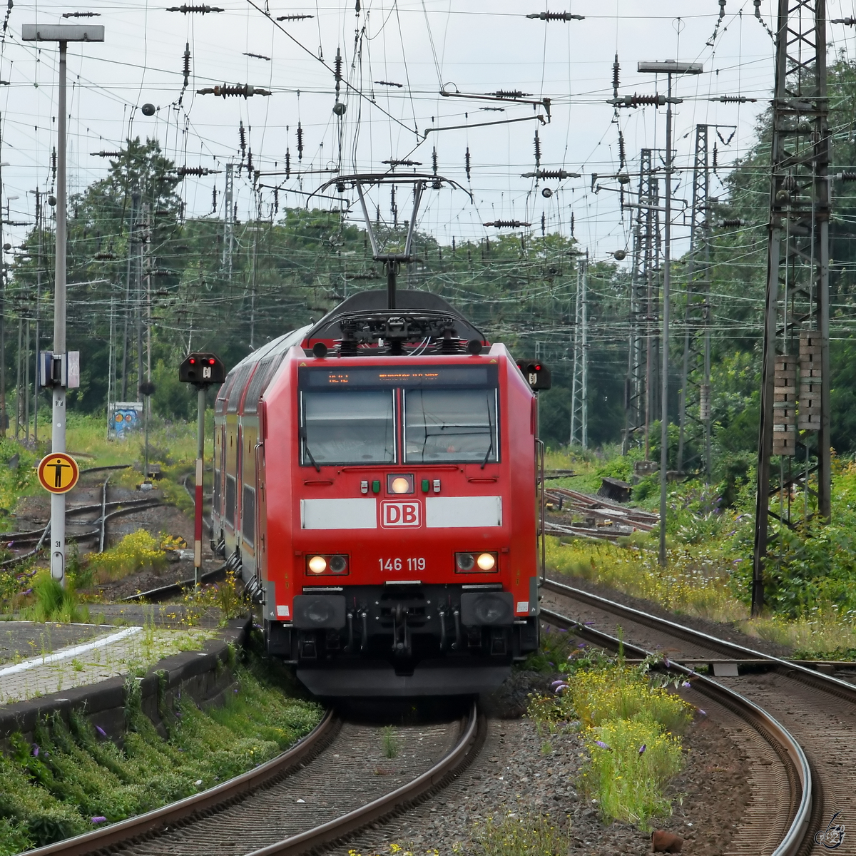 Ankunft eines RE (gezogen von 146 119) am Hauptbahnhof Wanne-Eickel. (August 2021)