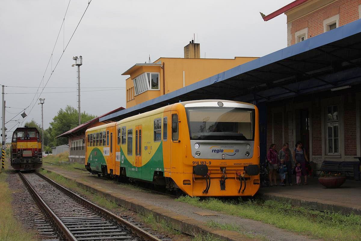 Ankunft eines Regio Nova aus Zruc na Sazavou am 19.8.2013 in Kutna Hora Hlavni.
Die Zeit der  Brotbüchsen  ist auf dieser Strecke vorbei. Die modernen Triebwagen der Reihe 814 haben diese abgelöst.