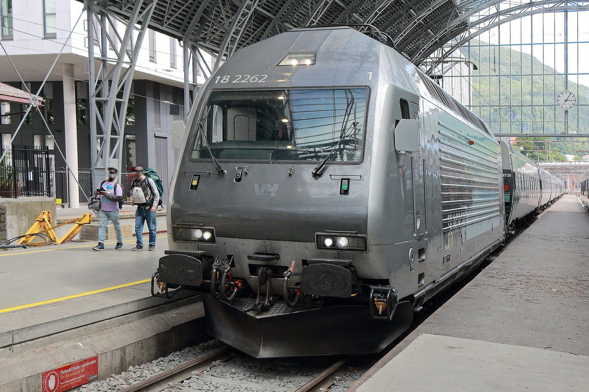 Ankunft EL 18 2262 der Bergenbahn am 19. Juni 2022 im Bahnhof von Bergen.