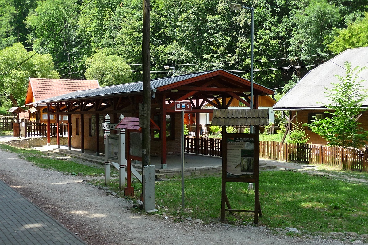 Ankunft in Garadna; hier ist die Endhaltestelle der Waldeisenbahn. Die wenigen Gebäude hinter der  Bahnhofshalle  zeigt das nächste Foto. Garadna, 10.7.16 