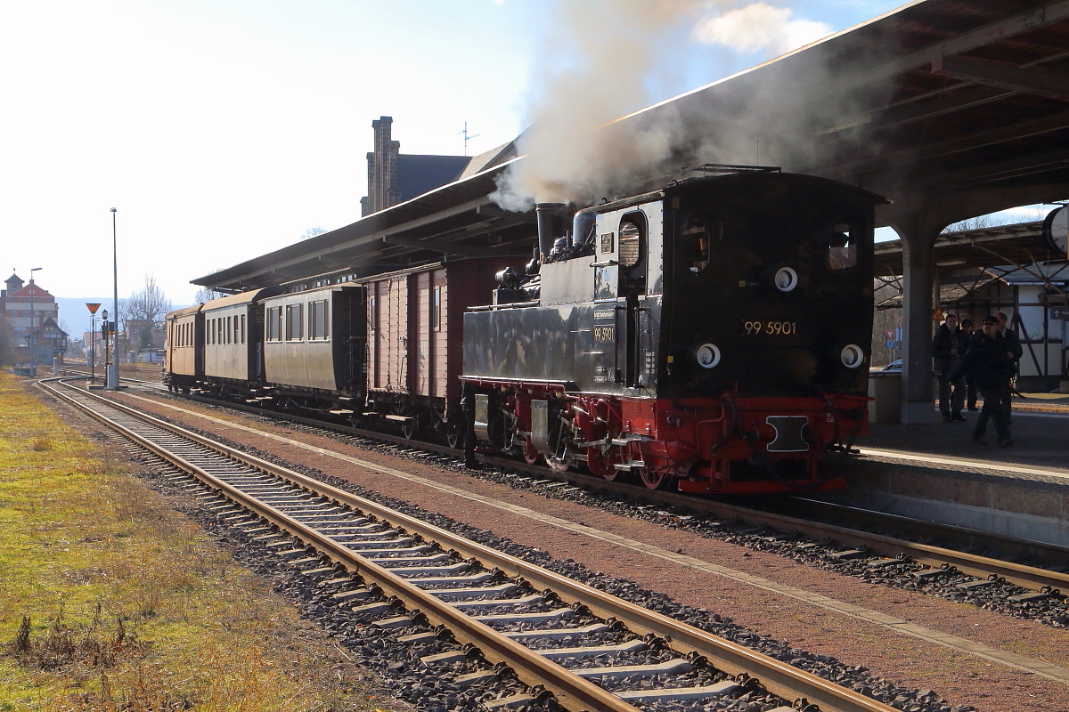 Ankunft. Gerade hat am Nachmittag des 26.02.2017, 99 5901 mit ihrem IG HSB-Sonder-PmG aus Wernigerode, den Bahnhof Quedlinburg, und somit das Ziel der heutigen Fahrt, erreicht. Hier stehen nun noch einige Rangierfahrten an.
