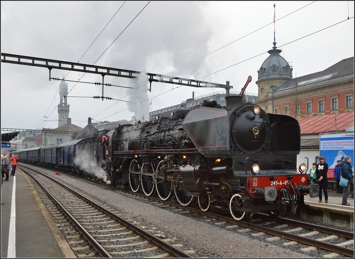 Ankunft der grande Dame in Konstanz. Klassiker mit Bahnhofstürmchen, Protzbau der Oberpostdirektion und zur Abwechslung einer ebenso mächtigen 2'D1'-Dampflok der SNCF, 241.A.65. Dezember 2015.
