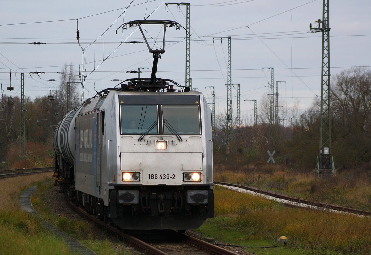 Ankunft HSL Zugnummer 95465 mit Railpool 186 436-2 am 30.11.2020 in Anklam von Rostock Seehafen kommend. Einfahrt auf Gleis 3. Ich stehe am Ende vom Bahnsteig an 1.