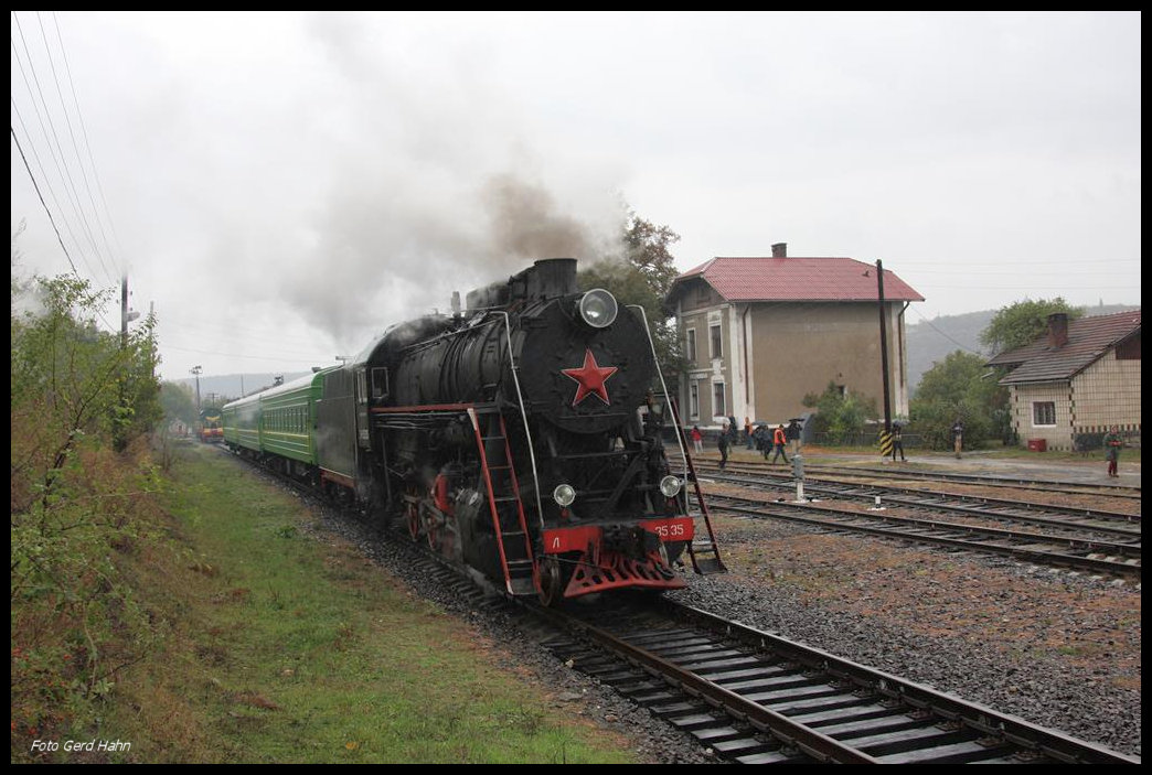 Ankunft der L 3535 mit ihrem Zug am 12.10.2016 im Bahnhof Kostryschywka.