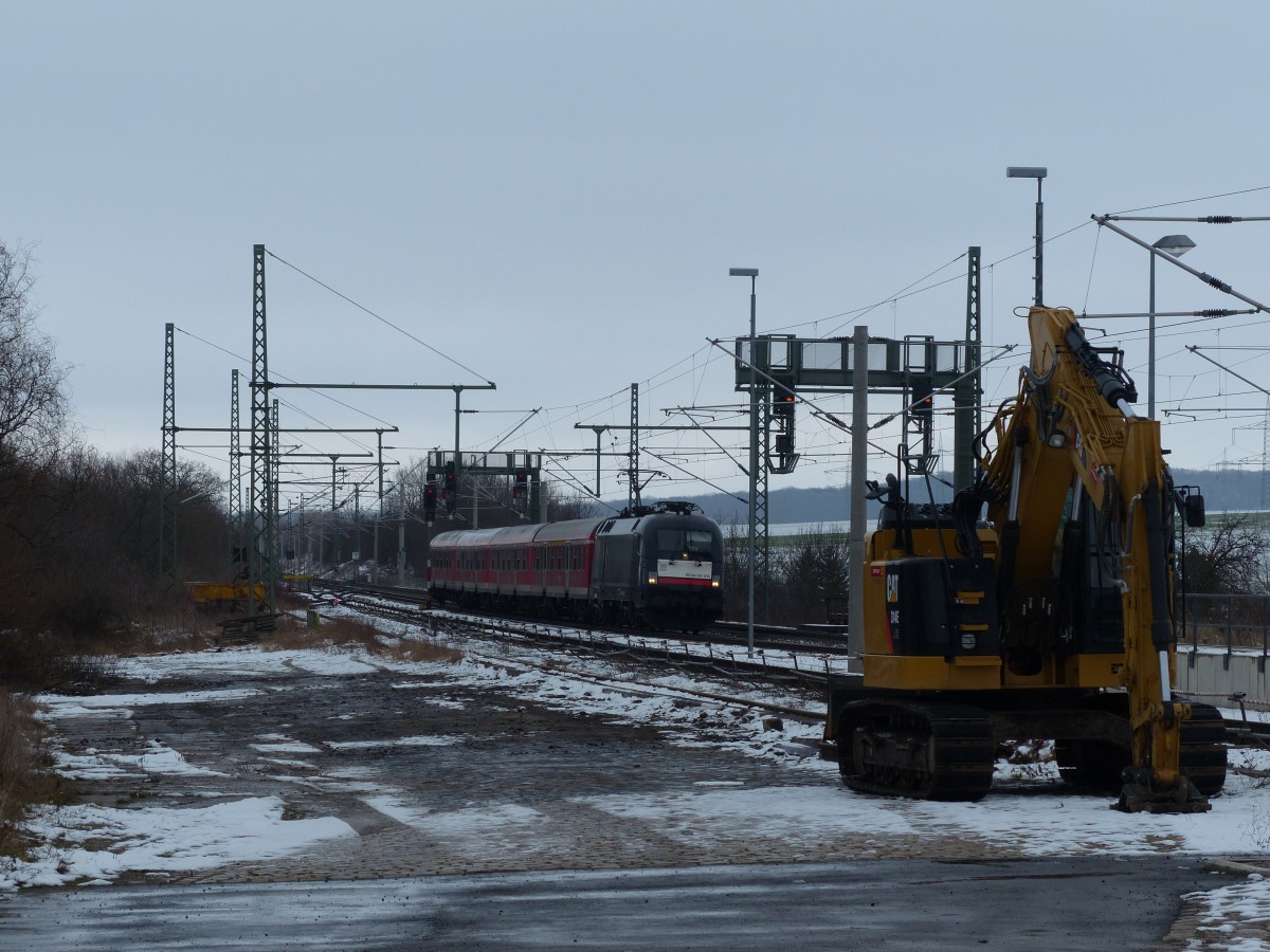 Ankunft der RB20 nach Eisenach in Vieselbach, Zuglok ES 64 U2 - 013, 25.1.2014