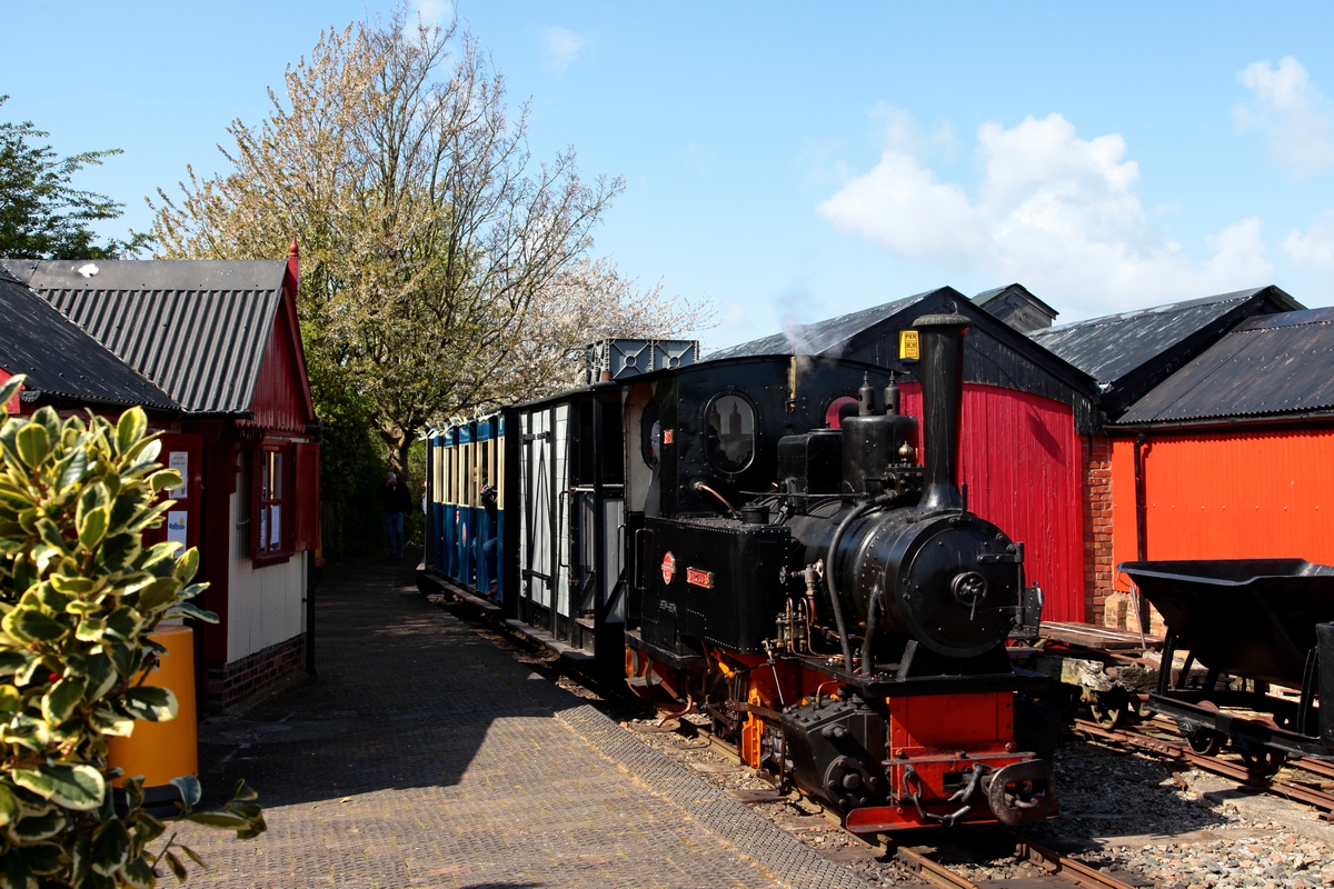 Ankunft der UTRILLAS (O&K, Fabr.-Nr. 2378, Bauj. 1907) mit ihrem Zug in der Stn. Becconsall am 02.05.2018.