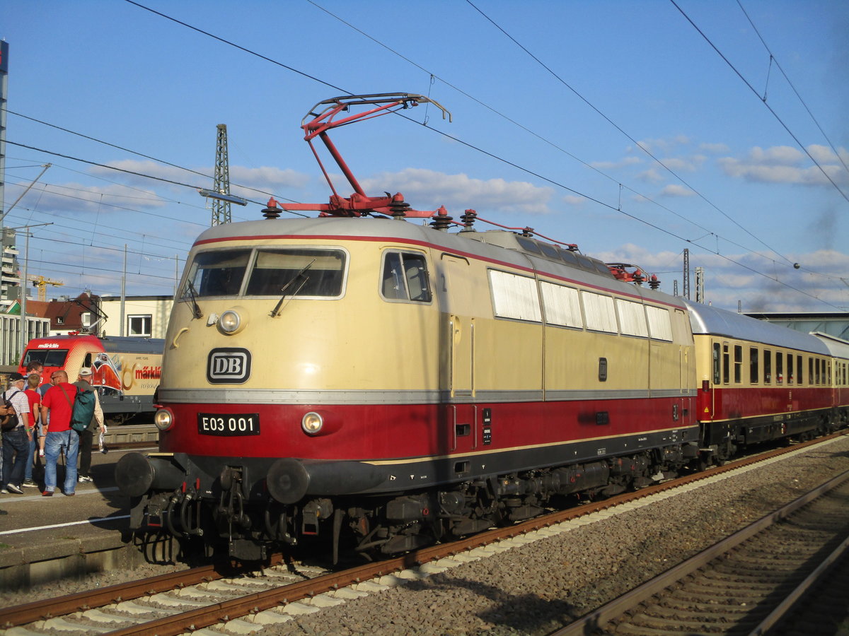 Anlässig der Märklin Tage 2019 in Göppingen kahm auch der TEE Rheingold nach Göppingen der mit den Loks 103 113 und der E03 001 bespannt wahr ihr kurz vor der abfahrt in Göppningen  