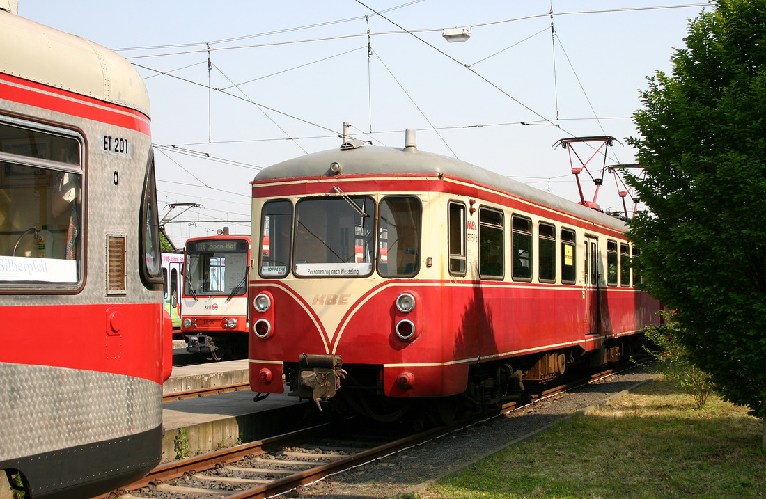 Anlässlich 100 Jahre Rheinuferbahn fand im Betriebshof Wesseling eine Fahrzeugausstellung statt.
Dieses Generationentreffen konnte ich dort am 6. Mai 2006 dokumentieren.