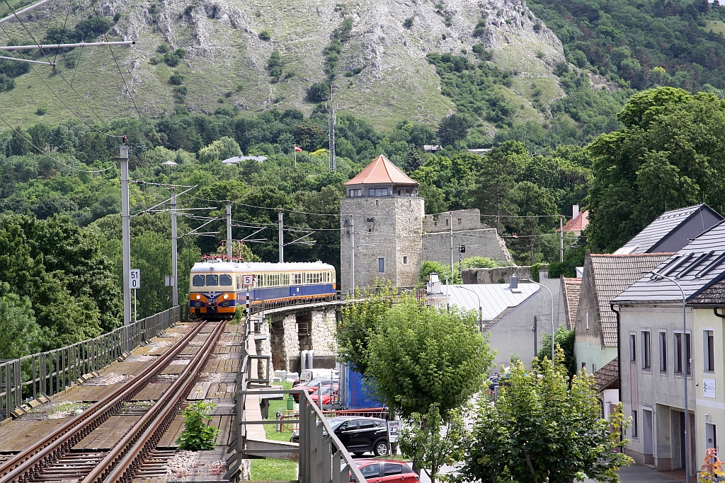 Anlässlich  110 Jahre Preßburgerbahn  wurden am 01., 08., 15. und 22.Juni 2024 Sonderzüge in Verkehr gesetzt. - Das Bild vom 22.Juni 2024 zeigt die TMW-Garnitur 4030.210 + 7030.210 + 6030.203 als SZ 14636 (Wolfsthal - Schwechat) beim Wasserturm in Hainburg an der Donau. Leider endete die Fahrt wegen der Erkrankung eines Fahrgastes und eines deshalb notwendigen Rettungseinsatzes schon im Hainburg a.d. Donau Kulturfabrik.