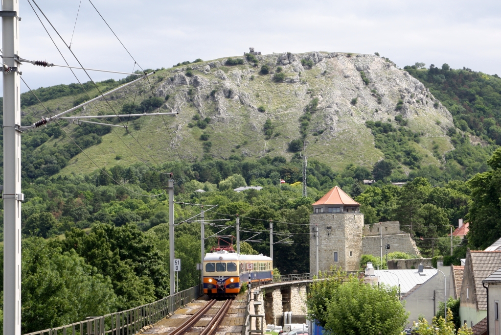 Anlässlich  110 Jahre Preßburgerbahn  wurden am 01., 08., 15. und 22.Juni 2024 Sonderzüge in Verkehr gesetzt. - Das Bild vom 22.Juni 2024 zeigt die TMW-Garnitur 4030.210 + 7030.210 + 6030.203 als SZ 14636 (Wolfsthal - Schwechat) vor dem 346 m hohen Braunsberg beim Wasserturm in Hainburg an der Donau. Leider endete die Fahrt wegen der Erkrankung eines Fahrgastes und eines deshalb notwendigen Rettungseinsatzes schon im Hainburg a.d. Donau Kulturfabrik.