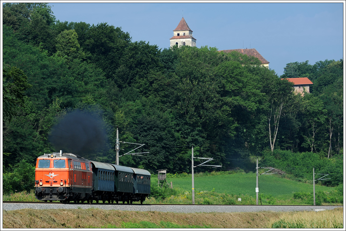 Anlässlich 130 Jahre Radkersburgbahn fand am 25.7.2015 eine von der  Interessensgemeinschaft „Neue Radkersburger Bahn“ bestens organisierte Sonderfahrt von Graz über Spielfeld-Straß nach Bad Radkersburg statt. Bespannt wurde der Zug mit 2143.35 und drei Bi der GKB. Die erste Aufnahme zeigt SR 17020 kurz nach Ehrenhausen mit Blick auf das Schloss Ehrenhausen, respektive dem, was von dem Schloss zu sehen ist.