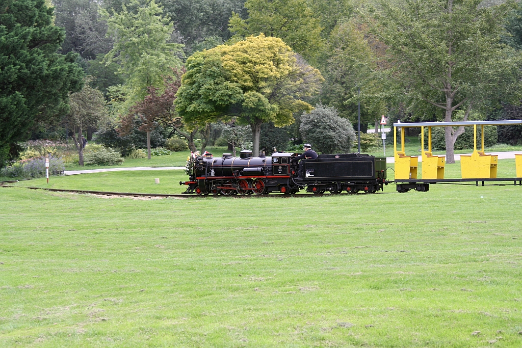 Anlässlich  50 Jahre Donauparkbahn  war die Da2 der wiener Liliputbahn zu Gast auf der Donauparkbahn. Von der Lok Da2 der wiener Liliputbahn gezogener Zug am 06.September 2014 im Gefälle zwischen den Haltestellen Donaucity und Rosenschau.