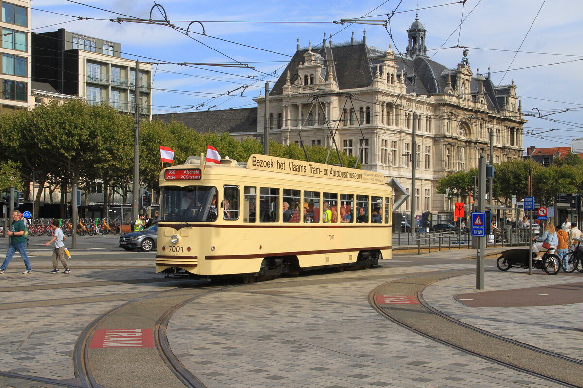 Anl�sslich der Au�erdienststellung der PCC-Stra�enbahnen in Antwerpen organisierte VLATAM eine Sonderfahrt dieser Stra�enbahnen durch die Stadt. Viele Stra�enbahnen fuhren entweder einzeln oder gekoppelt.
Der Museum Stra�enbahnwagen 7001 ist am Operaplein zu sehen
26.9.2026