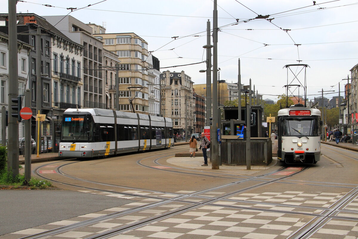 Anl�sslich der Au�erdienststellung der PCC-Stra�enbahnen in Antwerpen organisierte VLATAM eine Sonderfahrt dieser Stra�enbahnen durch die Stadt. Viele Stra�enbahnen fuhren entweder einzeln oder gekoppelt.
Die Stra�enbahnwagen 7100+7078 sind am Operaplein zu sehen, zusammen mit Hermelijn 7275 auf die Linie 4
26.9.2026