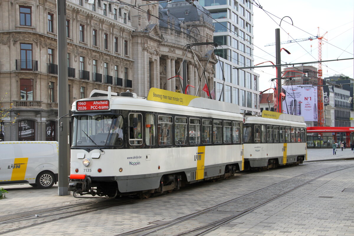 Anl�sslich der Au�erdienststellung der PCC-Stra�enbahnen in Antwerpen organisierte VLATAM eine Sonderfahrt dieser Stra�enbahnen durch die Stadt. Viele Stra�enbahnen fuhren entweder einzeln oder gekoppelt.
Der Stra�enbahnwagen 7135+7154 sind am Operaplein zu sehen
26.9.2026