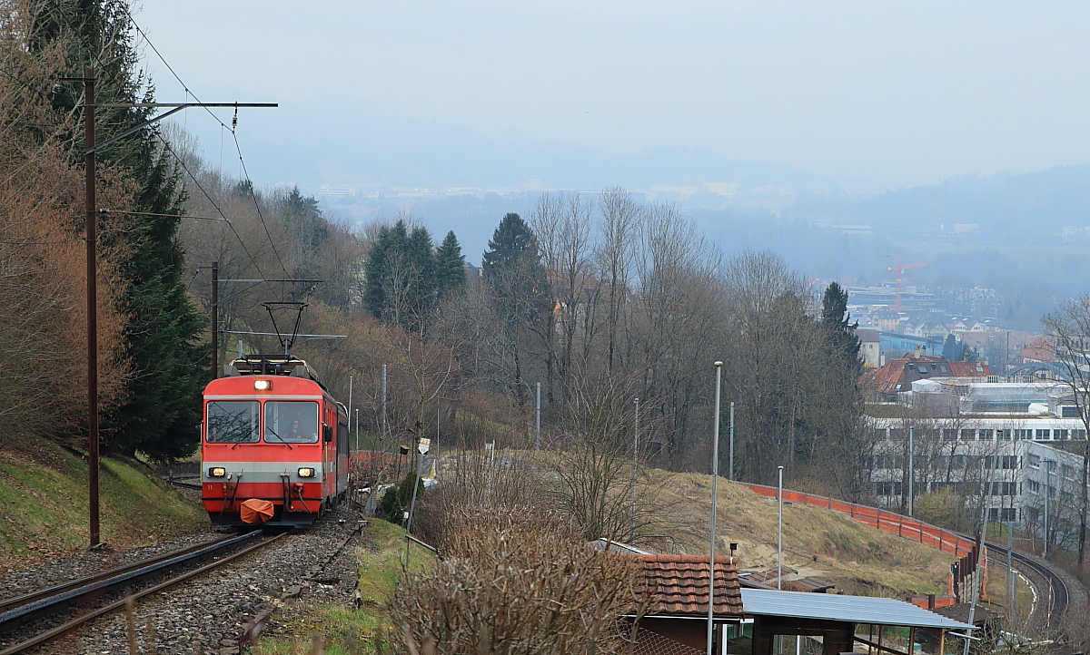 Anlässlich der bevorstehenden Stilllegung des letzten Zahnradabschnittes auf dem Stammnetz der Appenzeller Bahnen und damit auch der Ablösung der Zahnradtriebwagen traf ich mich mit mit Olli, Peter, Stefan und Walter am 17.03.2018 zu einem Mini-Bahnbildertreffen in St. Gallen bzw. dem Appenzeller Land: BDeh 4/4 11 durchfährt die Ruckhaldenkurve