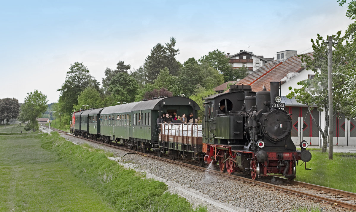 Anlässlich des 100sten Geburtstag der Strecke Grafing - Wasserburg am 17.05.2015, passiert 70.083 mit einem Museumszug die Ortschaft Oberndorf bei Ebersberg.
