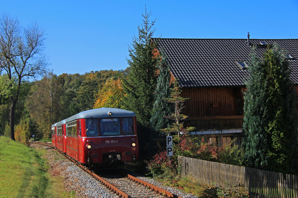 Anläßlich des 125jährigen Streckenjubiläums der BSg (Annaberg-Buchholz-Schwarzenberg) kamen auch die Ferkeltaxen von Köstners Schienenbusreisen ins Erzgebirge. Hier sind sie am 04.10.2014 kurz vor dem Erreichen ihres Tagesfahrtzieles, dem Bahnhof Markersbach zu sehen.