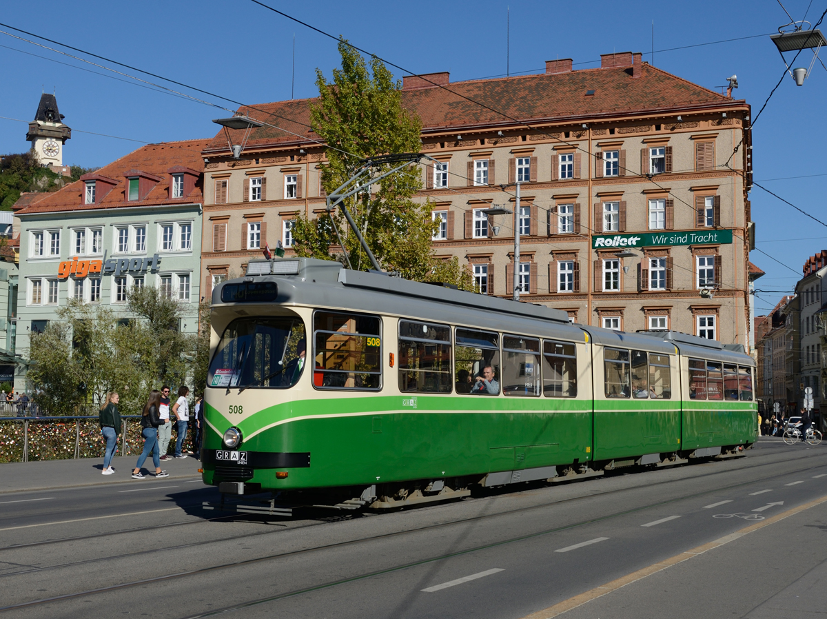 Anlässlich des 140-Jahr-Jubiläums der grazer Straßenbahn wurde am Sonntag den 30. September 2018 die Sonderlinie 140 von Liebenau Murpark-Laudongasse mit Nostalgiefahrzeugen geführt. Vertreter der Baureihe 500 gibt es zwar noch im Planeinsatz, allerdings hauptsächlich nur als Verstärker in den Früh- und Abenstunden. SGP-Achtachser 508 auf der Erzherzog-Johann-Brücke.