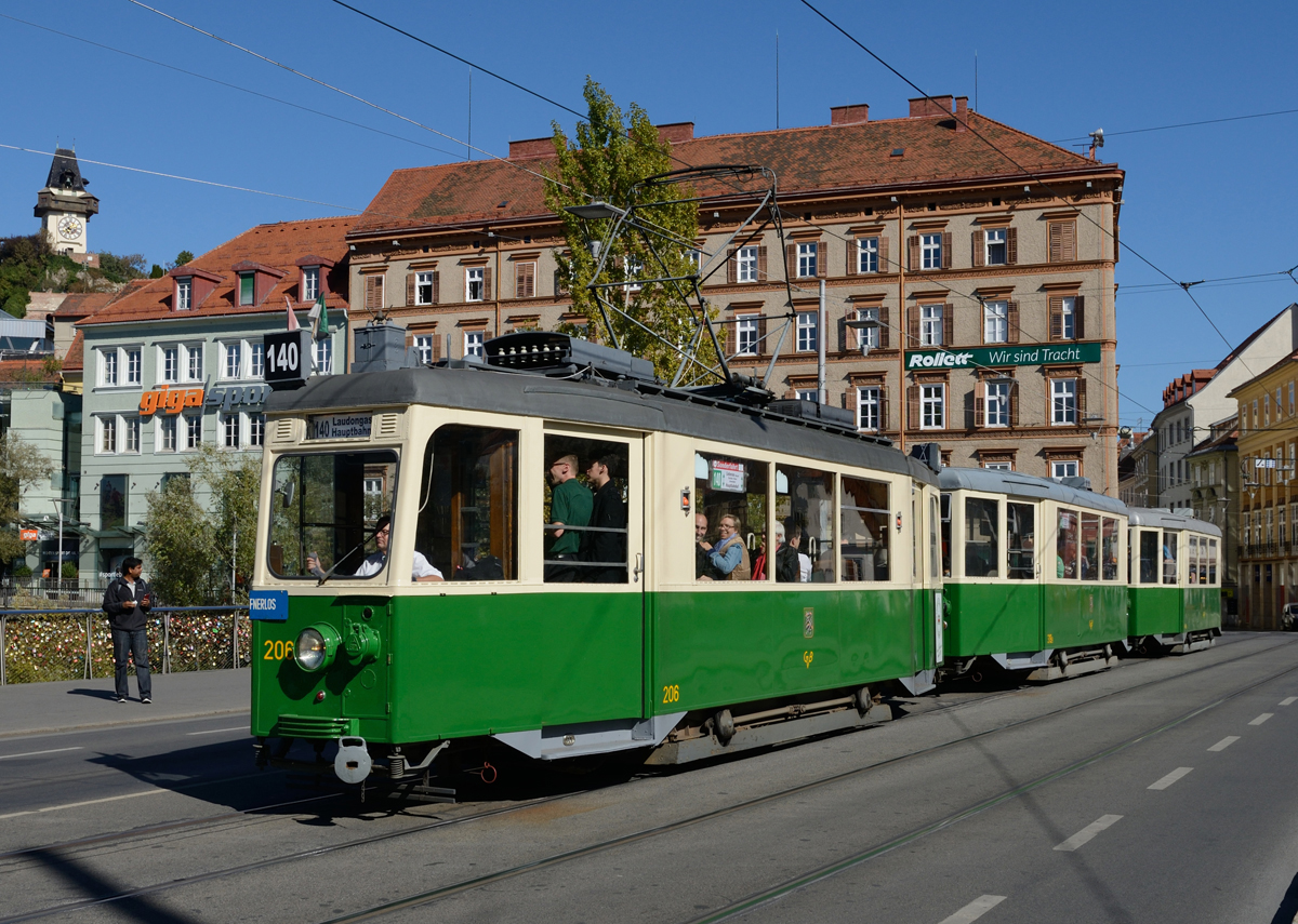 Anlässlich des 140-Jahr-Jubiläums der grazer Straßenbahn wurde am Sonntag den 30. September 2018 die Sonderlinie 140 von Liebenau Murpark-Laudongasse mit Nostalgiefahrzeugen geführt, hier der legendäre Dreiwagenzug bestehend aus TW 206 + BW 319+BW 401 auf der Erzherzog-Johann-Brücke.