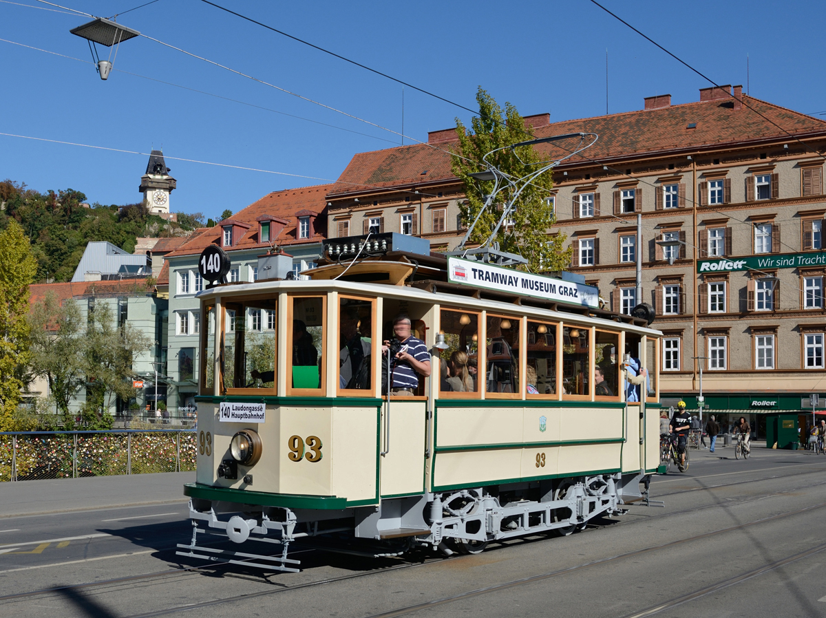 Anlässlich des 140-Jahr-Jubiläums der grazer Straßenbahn wurde am Sonntag den 30. September 2018 die Sonderlinie 140 von Liebenau Murpark-Laudongasse mit Nostalgiefahrzeugen geführt, hier der frisch restaurierte TW 93 auf der Erzherzog-Johann-Brücke.