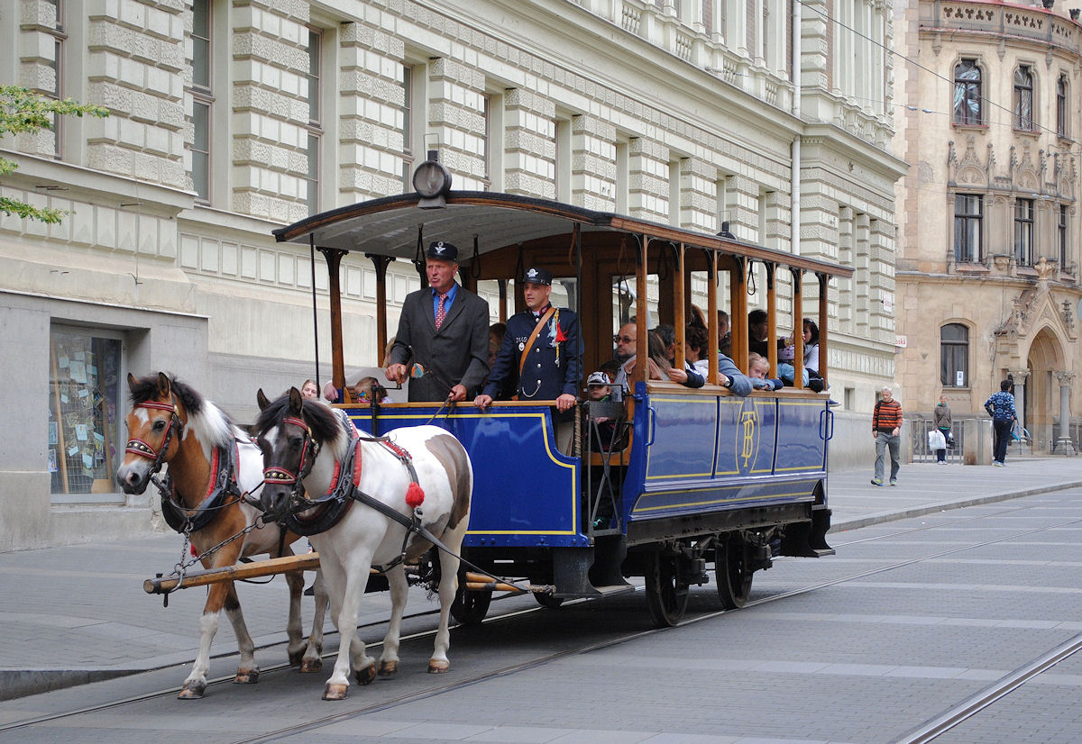 Anläßlich des 145-jährigen Jubiläums der Straßenbahn in Brünn gab es am 21.06.2014 auch Fahrten mit historischen Fahrzeugen. Der aus dem Jahr 1869 stammende und hervorragend restaurierte Pferdebahnwagen Nr.6 nähert sich dem nam. Svobody.