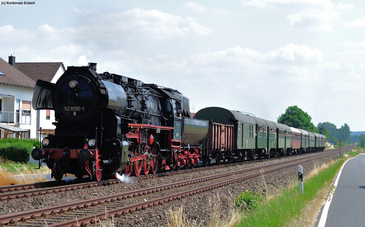 Anlässlich des 150 jährigen Streckenjubiläums Schwandorf-Weiden fuhr ein Dampfsonderzug der FME (Fränkische Museums Eisenbahn) gezogen von 52 8195 von Nürnberg-Schwandorf nach Weiden und wieder zurück. Hier wurde sie bei Rothenstadt kurz vor Weiden (Oberpf) abgelichtet, 14.07.2013