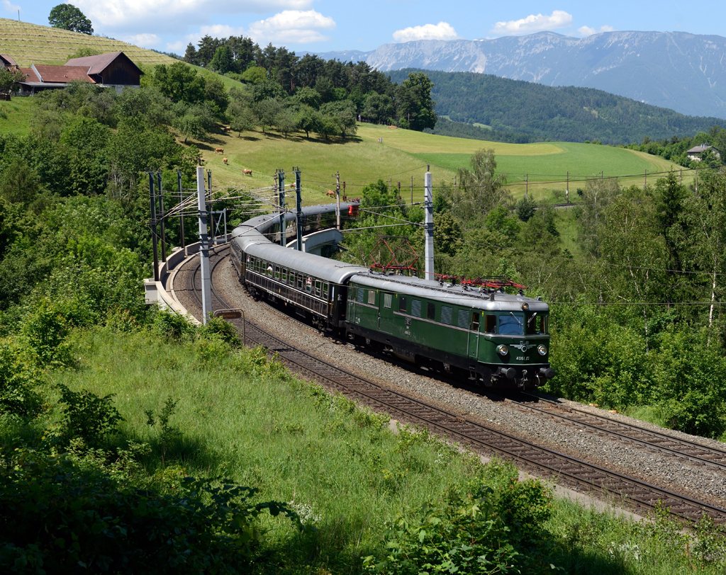 Anläßlich des 160 jährigen Jubiläums der Semmeringbahn sowie des 10 jährigen Jubiläums des Südbahnmuseums in Mürzzuschlag (http://www.suedbahnmuseum.at/) wurden am heurigen Pfingstwochenende einige internationale sowie nationale Sonderzüge nach Mürz in Bewegung gesetzt. 
Aus Wien kam am 08.06.2014 der  Majestic Imperator  mit der Zugnummer 40987, welcher vom Gepäckstriebwagen 4061.13 gezogen und von der 1010.003 nachgeschoben und von mir nähe Eichberg fotografiert wurde, 