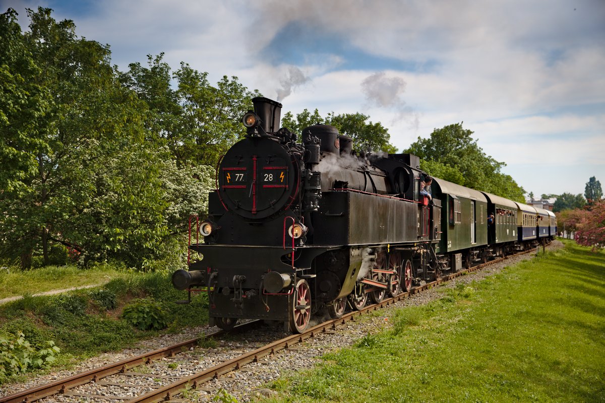 Anlässlich des 1.Mai veranstaltete der Verein Kaltenleutgebenerbahn eine Sonderfahrt mit der ÖGEG Maschine 77.28 von Meidling nach Waldmühle. Insgesamt wurde die Strecke von drei Zugpaaren befahren. Hier im Bild der erste Zug kurz vor dem einzig erhalten gebliebenen Bahnhof Perchtoldsdorf. (01.05.2018)