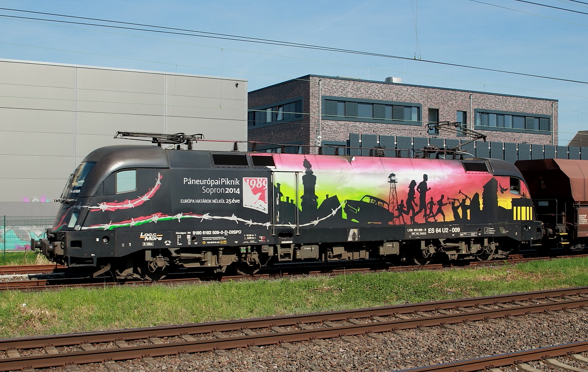 Anläßlich des 25-jährigen Jubiläums des Paneuropäischen Picknicks, das 1989 den Fall des  Eisernen Vorhangs  einleitete, erhielt die ES 64 U2-009 (182 509-0) von MRCE Dispolok auf Initiative von Loc&more ein neues Outfit, das an dieses Ereignis erinnert. Hier ist sie am 18.04.2018 vor einem Güterzug in  Hilden zu sehen.