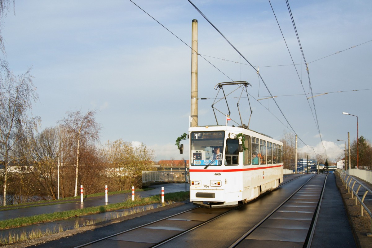 Anlsslich des 25-Jhrigen Streckenjubilums nach Toitenwinkel war der Rostocker T6A2 704 im Linienverkehr zwischen Platz der Jugend und Hafenallee unterwegs. Hier wurde er im Sonnenschein auf der Petribrcke abgelichtet.