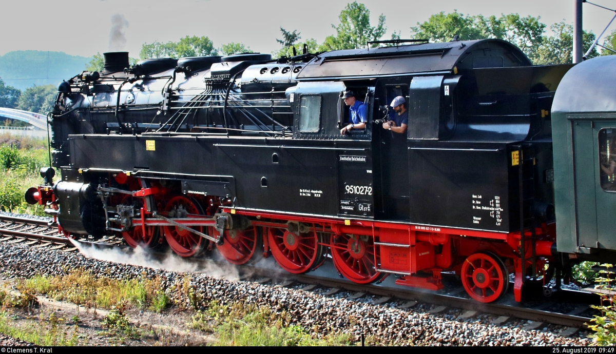 Anlässlich des 28. Heizhausfests des Sächsischen Eisenbahnmuseum Chemnitz-Hilbersdorf e.V. (SEM) wird am Samstag und am Sonntag je eine Parallelfahrt zwischen Flöha und Freiberg(Sachs) durchgeführt.
Am zweiten Tag verlässt 95 1027-2 der Traditionsgemeinschaft 50 3708 e.V. als Parallelzug 1 von Chemnitz-Hilbersdorf Museumsbahnsteig SEM nach Freiberg(Sachs) den Bahnhof Flöha auf Gleis 2, Ausgangspunkt der Parallelfahrt.
Aufgenommen im Gegenlicht aus Parallelzug 2 von Chemnitz Hbf nach Freiberg(Sachs).
[25.8.2019 | 9:49 Uhr]