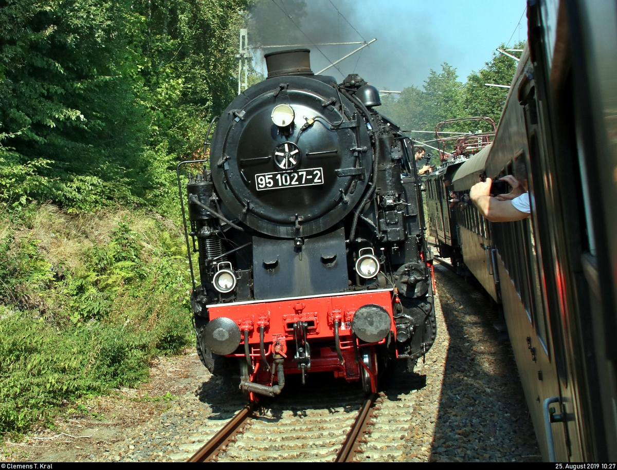 Anlässlich des 28. Heizhausfests des Sächsischen Eisenbahnmuseum Chemnitz-Hilbersdorf e.V. (SEM) wird am Samstag und am Sonntag je eine Parallelfahrt zwischen Flöha und Freiberg(Sachs) durchgeführt.
Nahe Freiberg(Sachs) ist 95 1027-2 der Traditionsgemeinschaft 50 3708 e.V. als Parallelzug 1 von Chemnitz-Hilbersdorf Museumsbahnsteig SEM nach Freiberg(Sachs) während der Parallelfahrt am zweiten Tag in einem Gleisbogen zu sehen.
Aufgenommen aus Parallelzug 2 von Chemnitz Hbf nach Freiberg(Sachs).
[25.8.2019 | 10:27 Uhr]