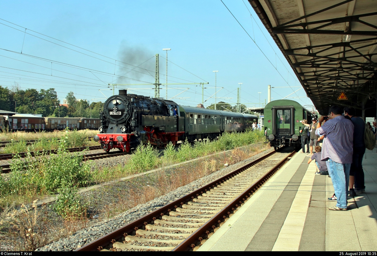 Anlässlich des 28. Heizhausfests des Sächsischen Eisenbahnmuseum Chemnitz-Hilbersdorf e.V. (SEM) wird am Samstag und am Sonntag je eine Parallelfahrt zwischen Flöha und Freiberg(Sachs) durchgeführt.
Nachdem beide Parallelzüge in ihrem Endbahnhof Freiberg(Sachs) angekommen sind, werden sie zu einem Zug vereinigt, der alle Fahrgäste nach Chemnitz-Hilbersdorf Museumsbahnsteig SEM bringen wird.
Unter Beobachtung der Eisenbahnfreunde verlässt 95 1027-2 der Traditionsgemeinschaft 50 3708 e.V. mit ihren drei Wagen das Gleis 5, um an den anderen Zug auf Gleis 4 (rechts) zu rangieren.
[25.8.2019 | 10:35 Uhr]