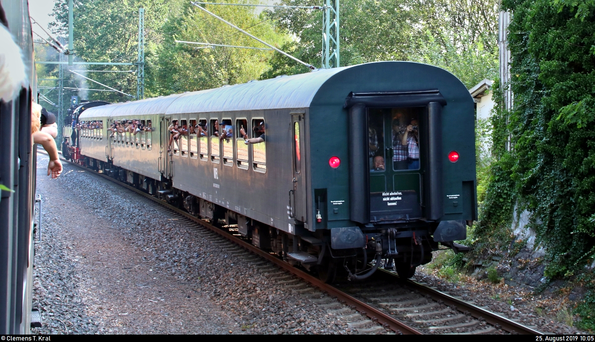Anlässlich des 28. Heizhausfests des Sächsischen Eisenbahnmuseum Chemnitz-Hilbersdorf e.V. (SEM) wird am Samstag und am Sonntag je eine Parallelfahrt zwischen Flöha und Freiberg(Sachs) durchgeführt.
Blick auf das Ende des Parallelzugs 1 von Chemnitz-Hilbersdorf Museumsbahnsteig SEM nach Freiberg(Sachs) mit 95 1027-2 der Traditionsgemeinschaft 50 3708 e.V. während der Parallelfahrt am zweiten Tag.
Aufgenommen aus Parallelzug 2 von Chemnitz Hbf nach Freiberg(Sachs).
[25.8.2019 | 10:05 Uhr]

Hinweis zur Ausrichtung: Der Zug befährt einen Gleisbogen. Ausgerichtet wurde an den Oberleitungsmasten sowie beiden Häusern (rechts).
